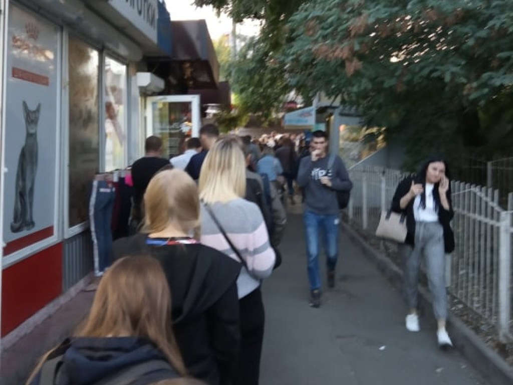 Киев «сковали» огромные пробки: люди не могут попасть домой, растут очереди на маршрутки (ФОТО)