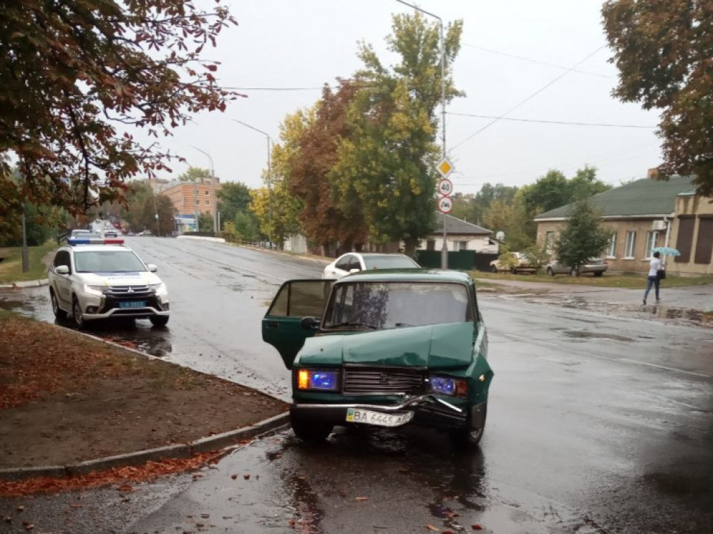ЧП в Кропивницком районе: участник ДТП бросил авто, в котором находилось двое детей (ФОТО)