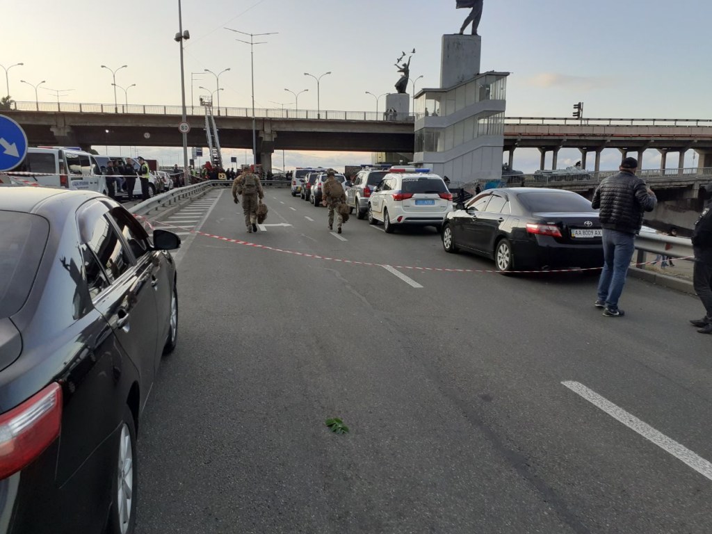 Захват моста Метро: Террорист обстрелял КОРД и озвучил свои требования (ФОТО)