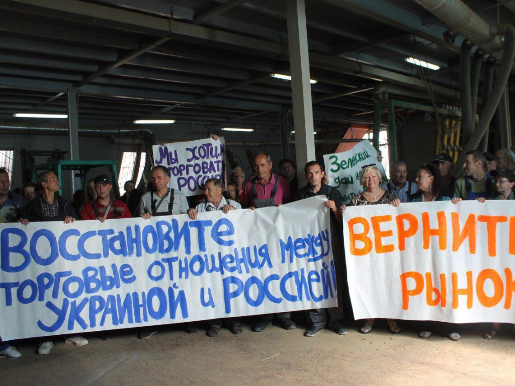 В Киеве на фабрике рабочие провели митинг за возобновление торговли с Россией