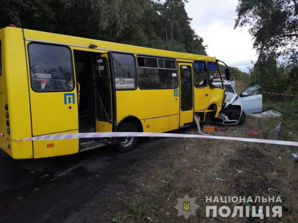 Жуткое ДТП под Черкассами с автобусом и внедорожником: пострадали 8 взрослых и 2 детей (ФОТО)