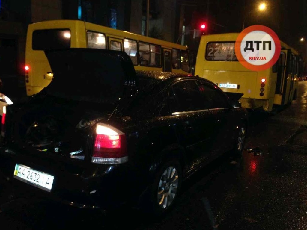 В центре Киева иномарка протаранила маршрутку с пассажирами: работали 3 бригады медиков (ФОТО)