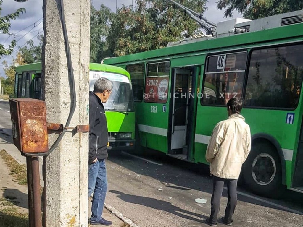 В Харькове столкнулись троллейбус и маршрутка (ФОТО)