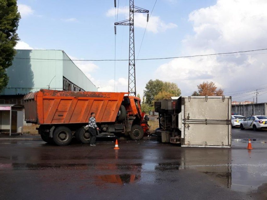 В Харькове произошло «габаритное» ДТП: от столкновения с КамАЗом перевернулся грузовик (ФОТО)