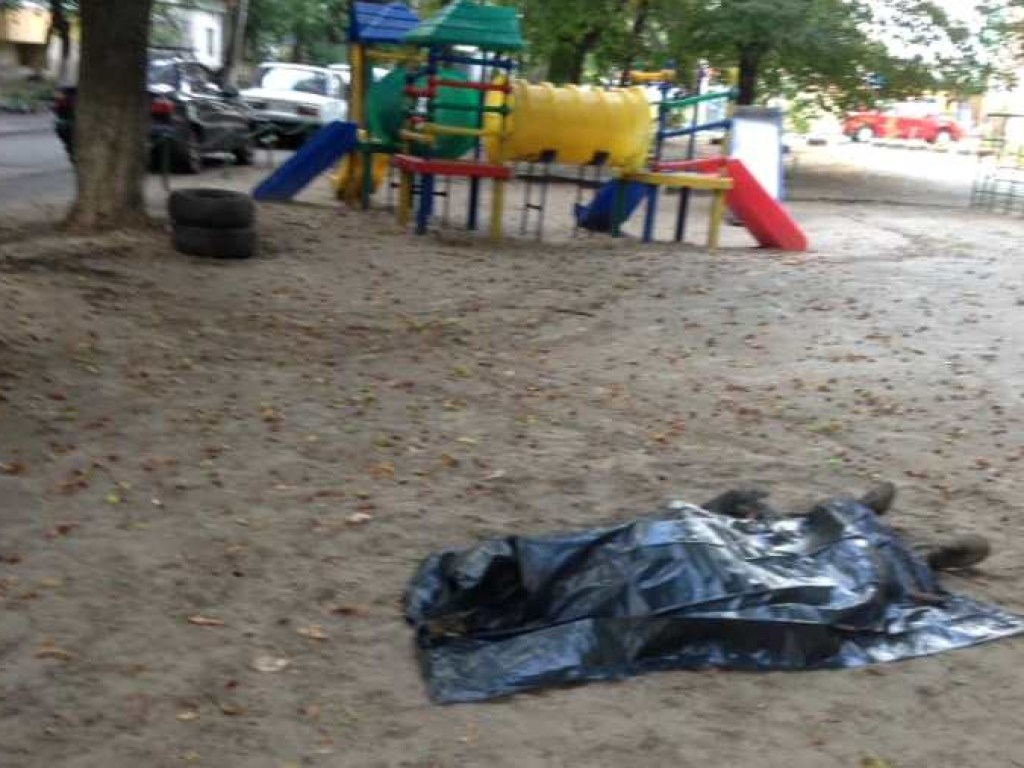 На Виноградаре в Киеве у детской площадки умер посетитель наливайки (ФОТО)