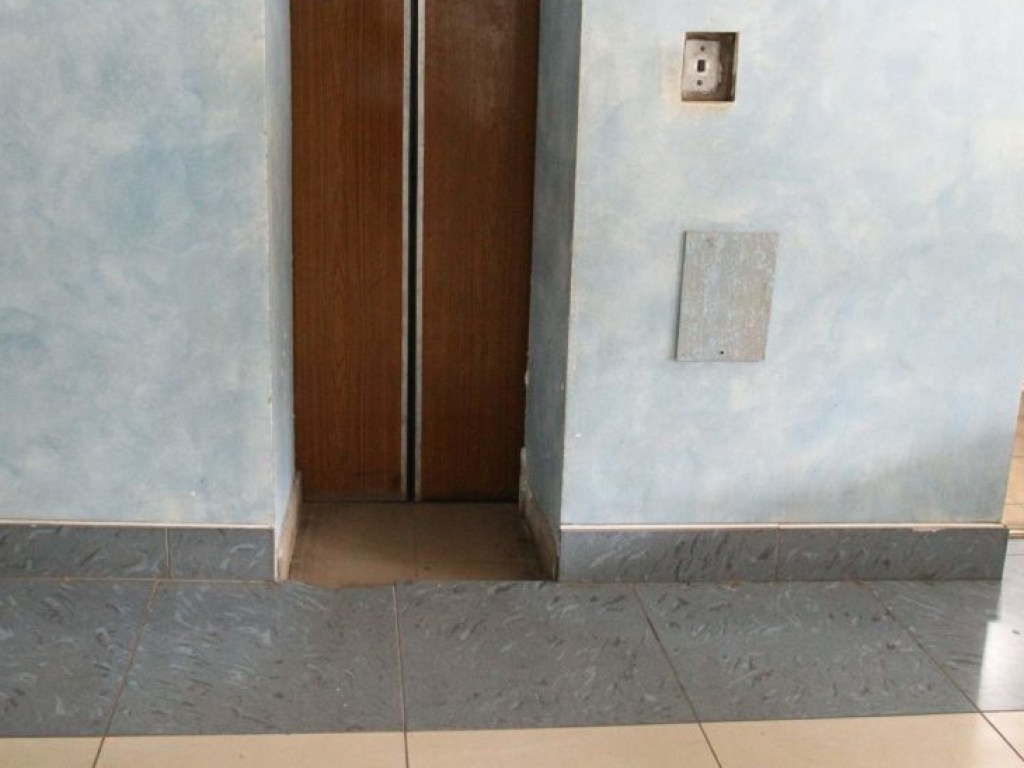 Пролетели вниз 5 этажей: в Киеве оборвался лифт с двумя женщинами
