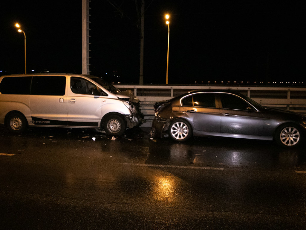Троих госпитализировали: на мосту в Киеве Hyundai врезался в Lexus в момент оформления ДТП (ФОТО, ВИДЕО)