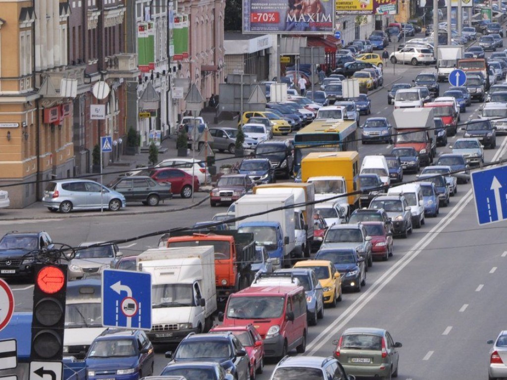 Где образовались заторы: дороги Киева сковало многочисленными пробками (КАРТА)