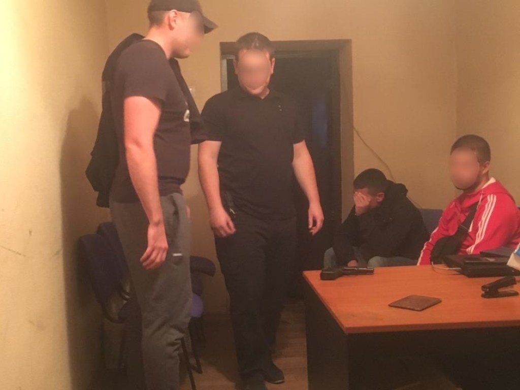 Под Киевом на АЗС парни выясняли правоту с помощью оружия: есть пострадавшие (ФОТО)