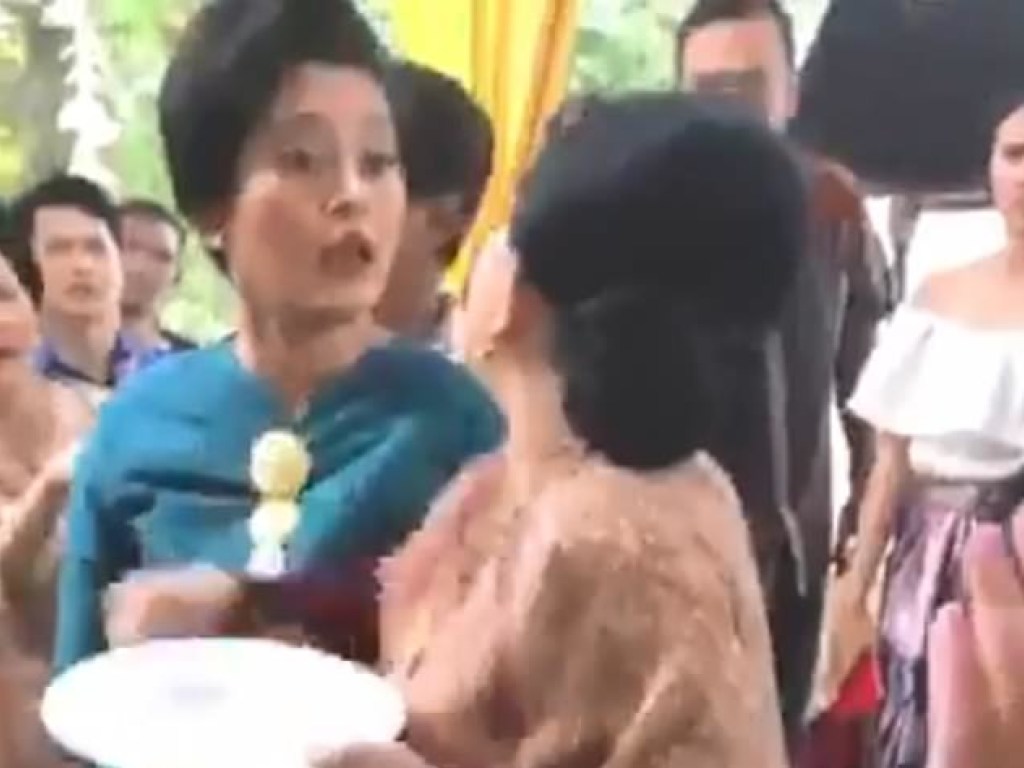 На индонезийской свадьбе две женщины из-за еды схлестнулись в кулачном бою (ВИДЕО)