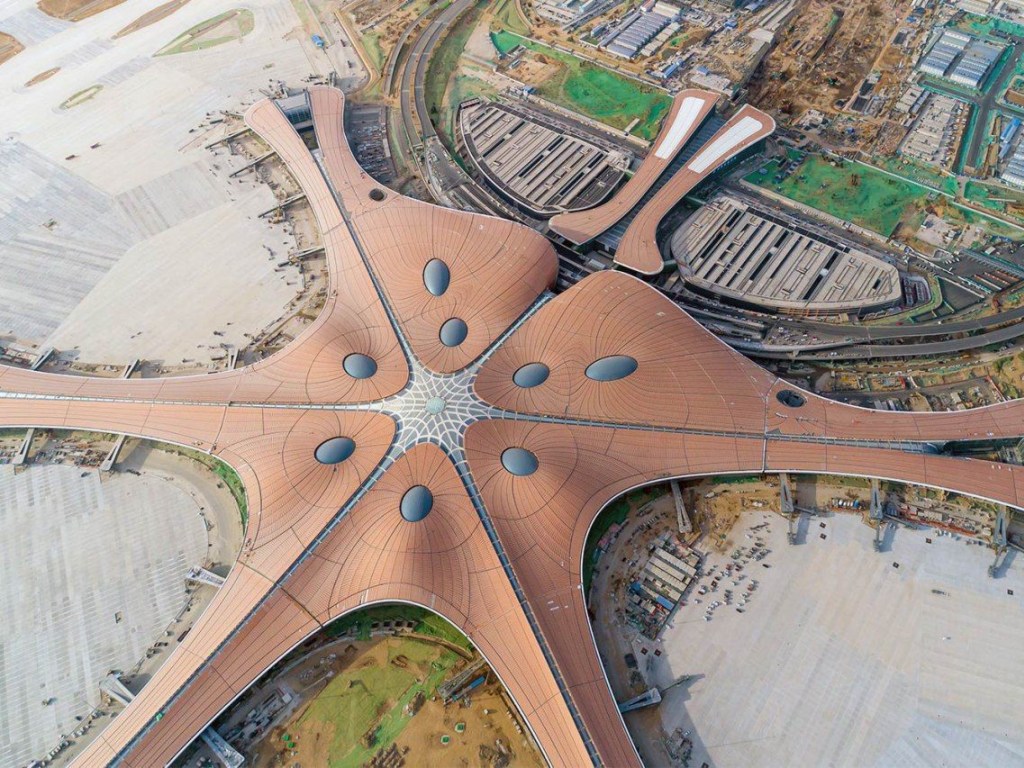 В Китае открыли крупнейший аэропорт в мире (ВИДЕО)