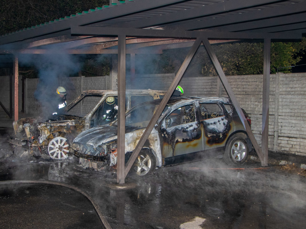 На охраняемой парковке в Днепре дотла сгорело два автомобиля (ФОТО, ВИДЕО)
