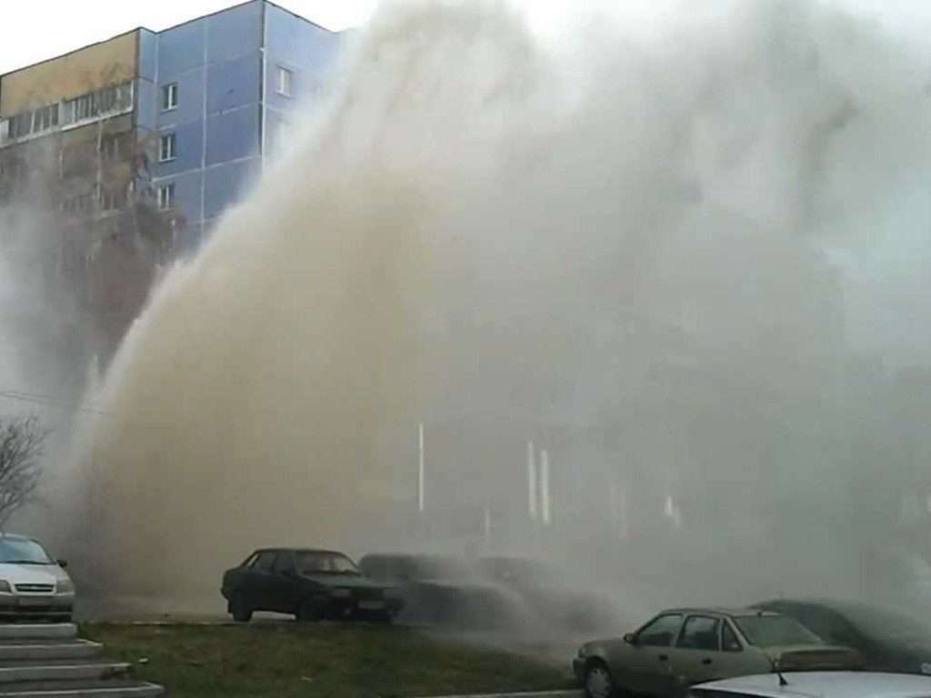 На Днепропетровщине из-под асфальта забил гейзер высотой с 5-этажный дом (ВИДЕО)
