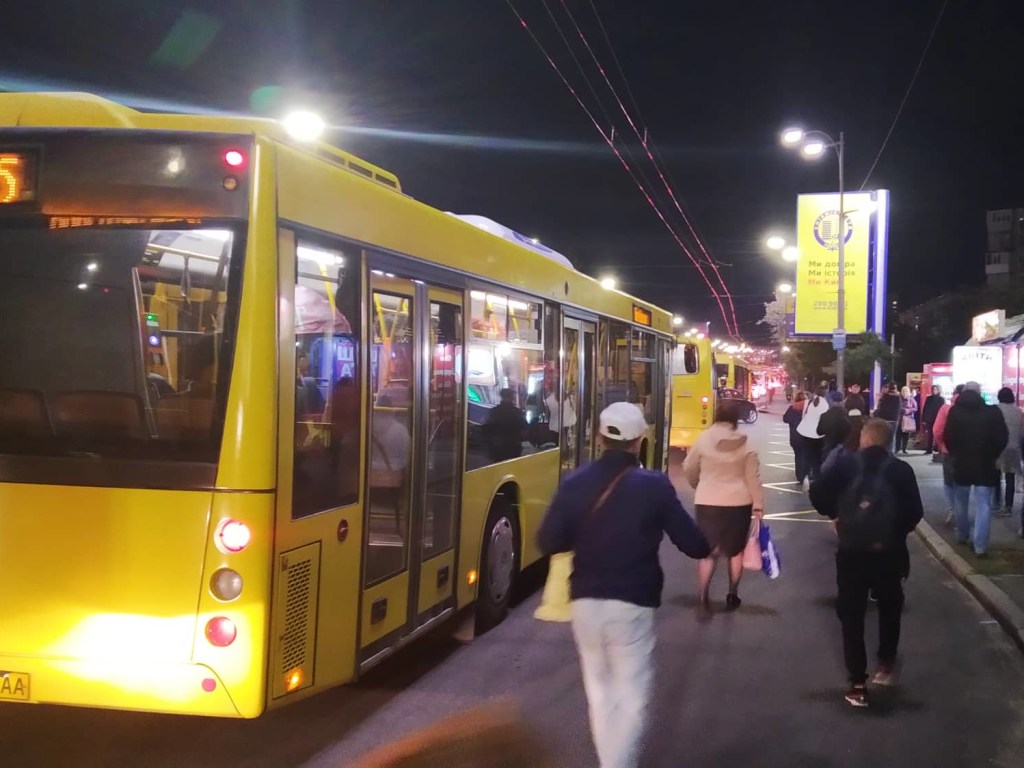 В пятницу в Киеве произошел транспортный коллапс: Люди идут пешком, троллейбусы в пробках (ФОТО)