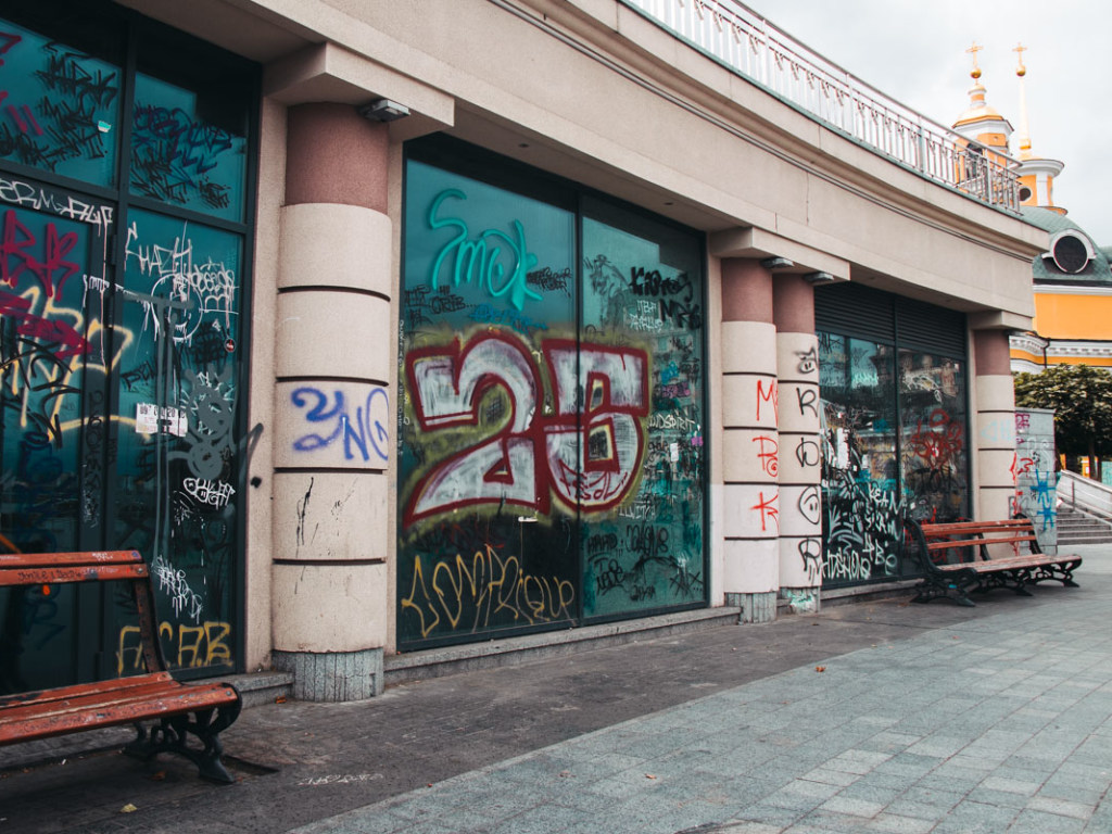 Почтовую площадь в Киеве вандалы изуродовали граффити (ФОТО)