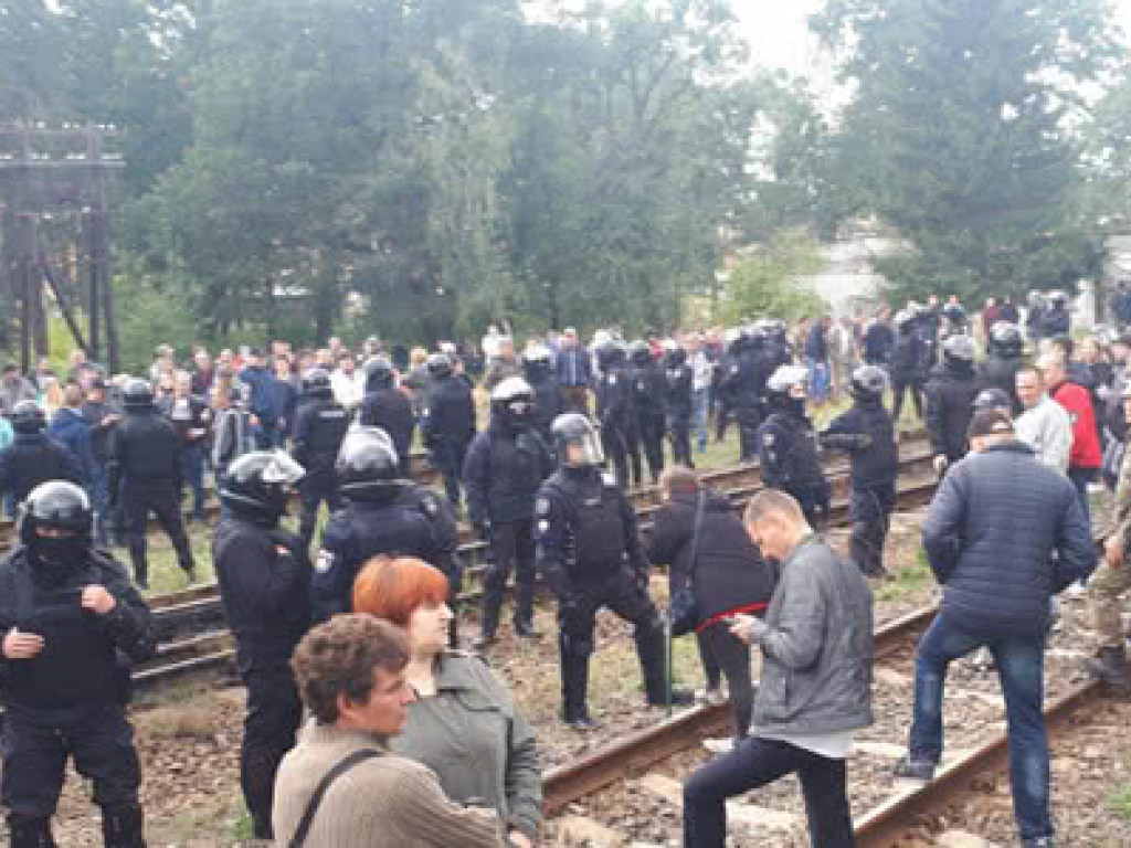 На Львовщине задержали 28 человек, блокировавших груз угля: в полиции заявили о травмированных (ФОТО)