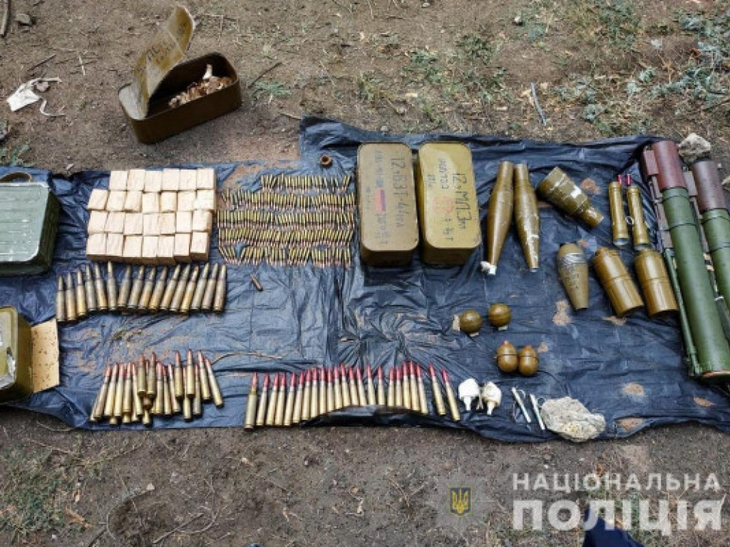 На Донбассе нашли тайник с боеприпасами (ФОТО)
