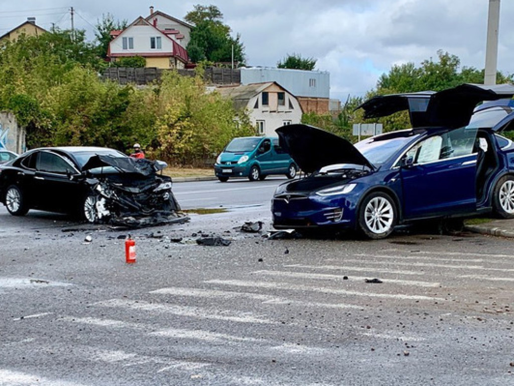 ДТП в Черкассах с Tesla и Toyota: пожилой водитель попал в реанимацию (ФОТО)