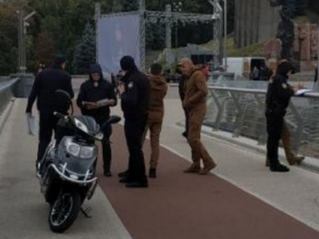 На «мост Кличко» заехал скутер: дружинники остановили мужчину (ФОТО)