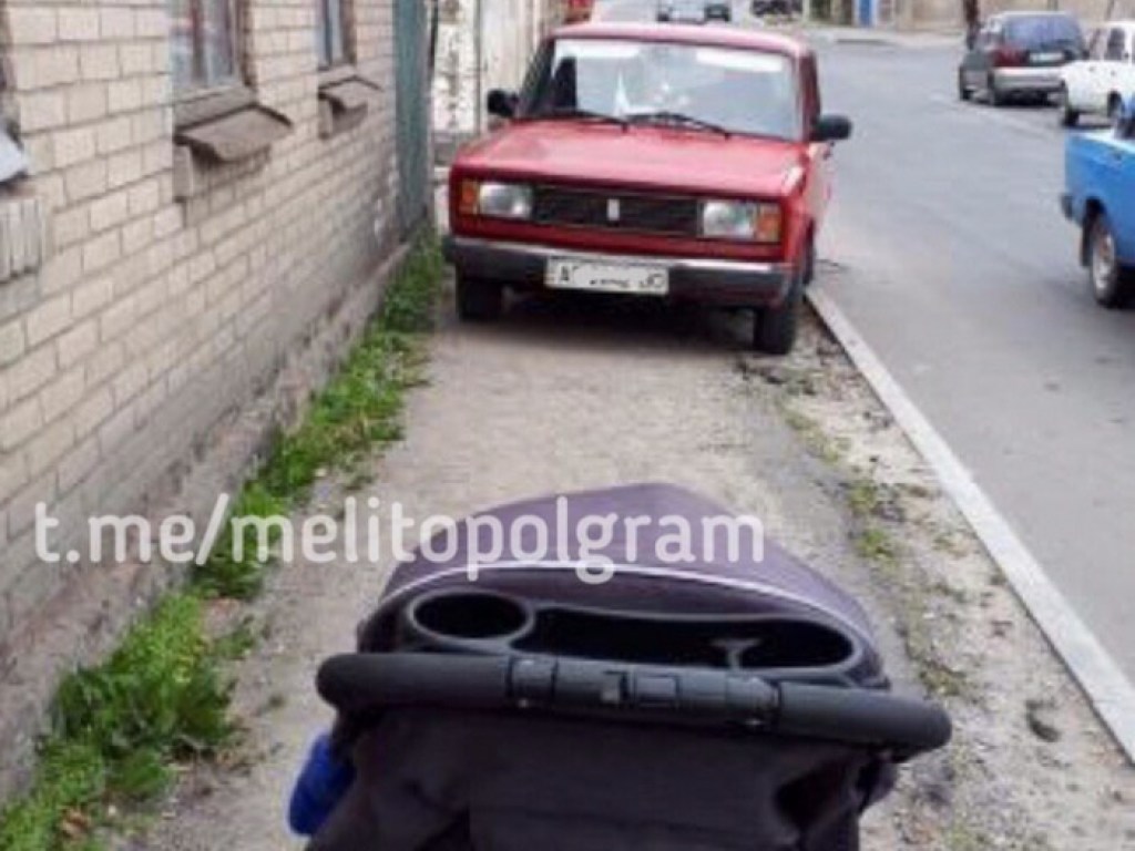 Автохам на «Жигулях» заблокировал пешеходную дорожку в Мариуполе (ФОТО)