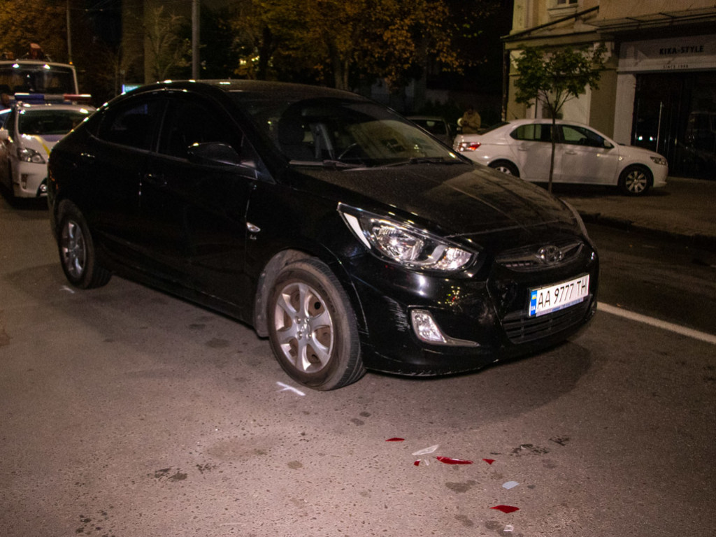На столичном Печерске девушка за рулем Hyundai наделала много шума у ночного клуба  (ФОТО)