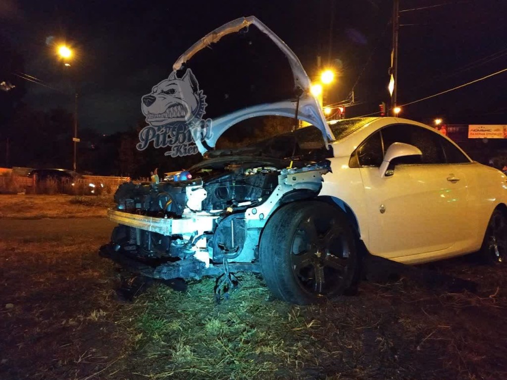 Пьяная девушка за рулем белого Peugeot снесла ограждение на столичном проспекте (ФОТО)