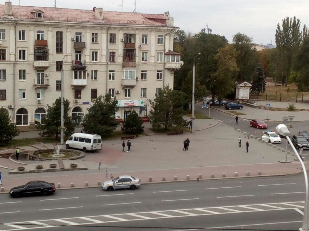 На площади Запорожья маршрутка вылетела на тротуар: есть пострадавший (ФОТО, ВИДЕО)
