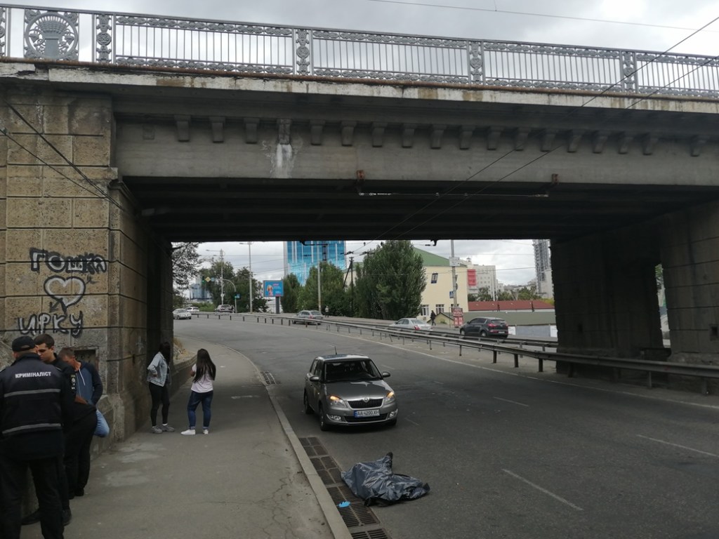 У столичного вокзала мужчина упал с моста под колеса автомобилей (ФОТО, ВИДЕО)