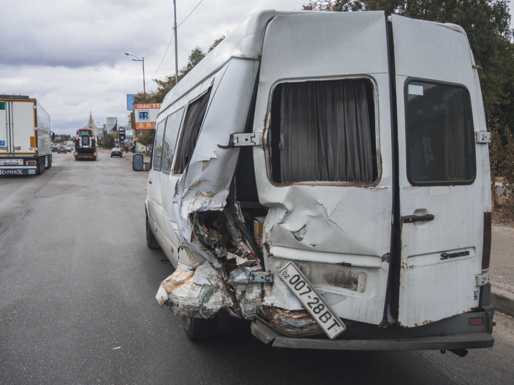 На Окружной дороге в Киеве BMW врезался в маршрутку: микроавтобус выбросило на обочину (ФОТО, ВИДЕО)