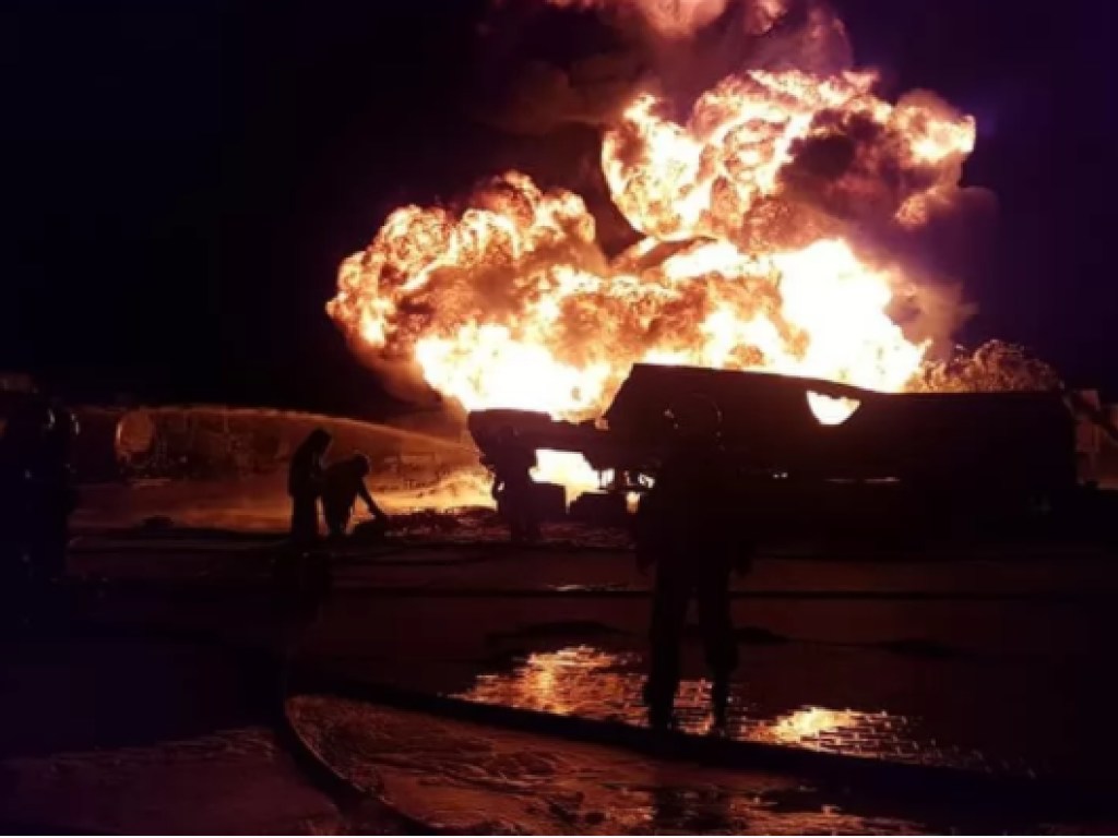 В Киеве горели автоцистерны с топливом: нефтепродукты разлились на огромной площади (ФОТО)