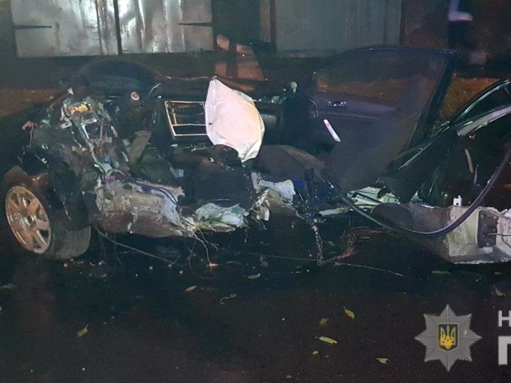 Автомобиль разорвало на части: В Чернигове подросток влетел в дерево на авто родственника, четверо погибших (ФОТО)