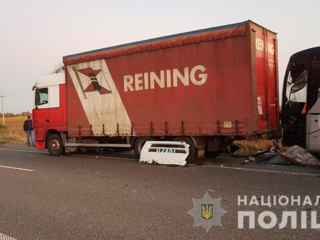 Новая смертельная авария с пассажирским автобусом и грузовиком: трое погибших (ФОТО)