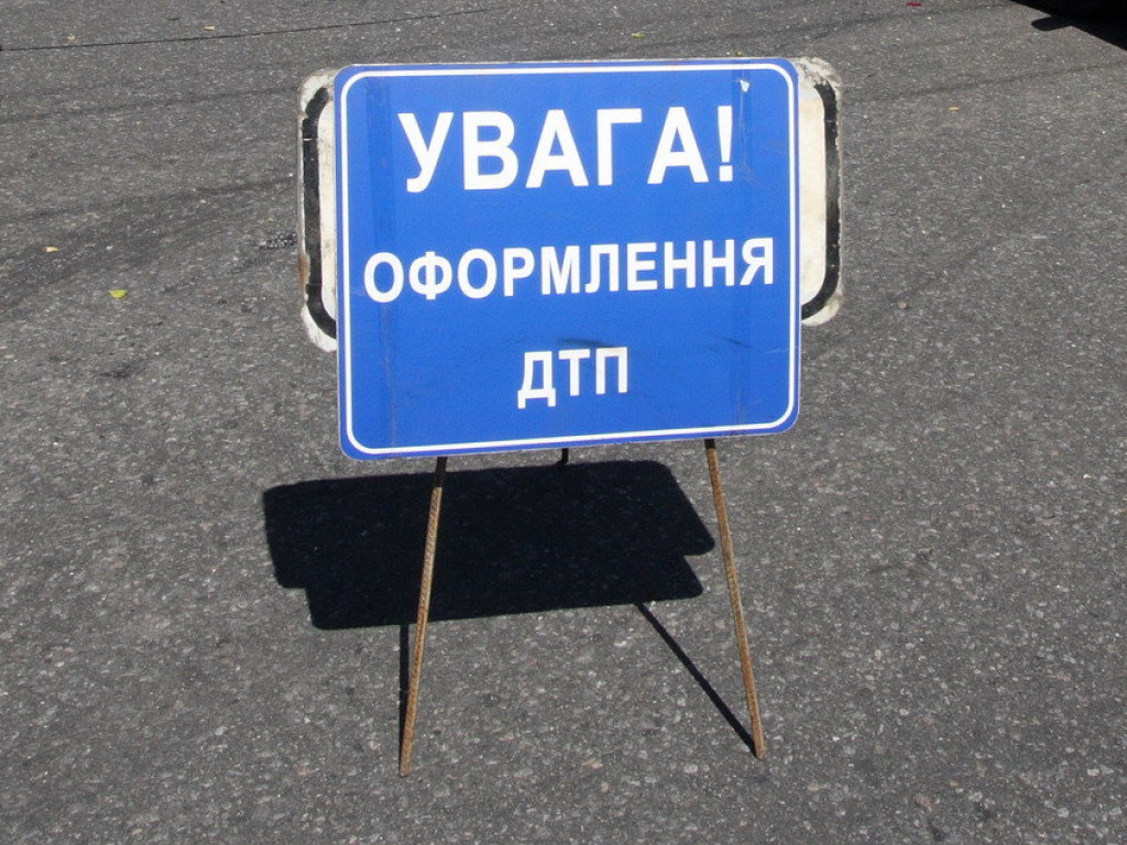 В Киеве произошло ДТП: столкнулись машина скорой и частное авто, у легковушки оторвало бампер (ВИДЕО)