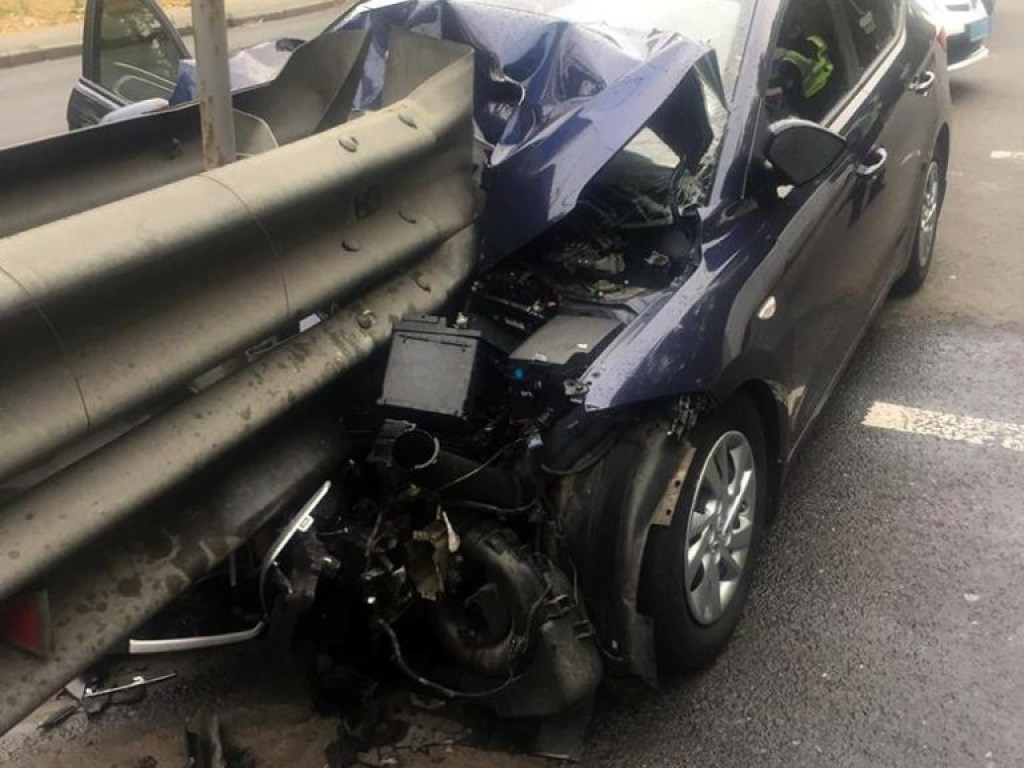 Авто ехало на большой скорости: В Киеве отбойник прорезал Hyundai, водитель погиб (ФОТО)