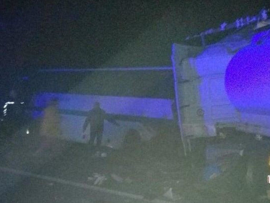 Снова девять погибших: на Житомирщине грузовик протаранил автобус с пассажирами (ФОТО)