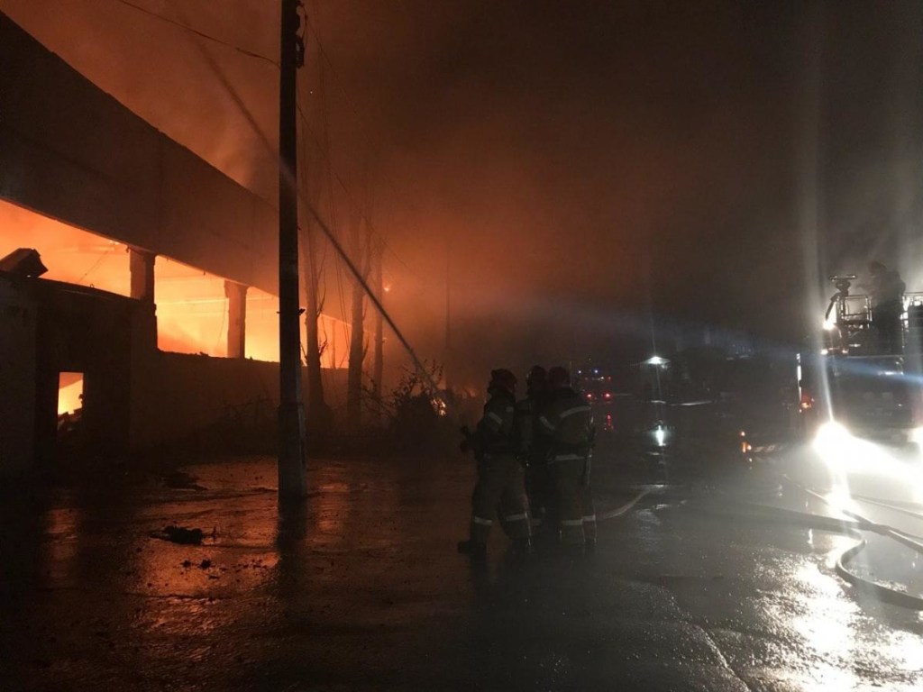 Огонь перебросился с горящих складов: Ночью в Киеве произошел пожар в офисном здании (ФОТО, ВИДЕО)