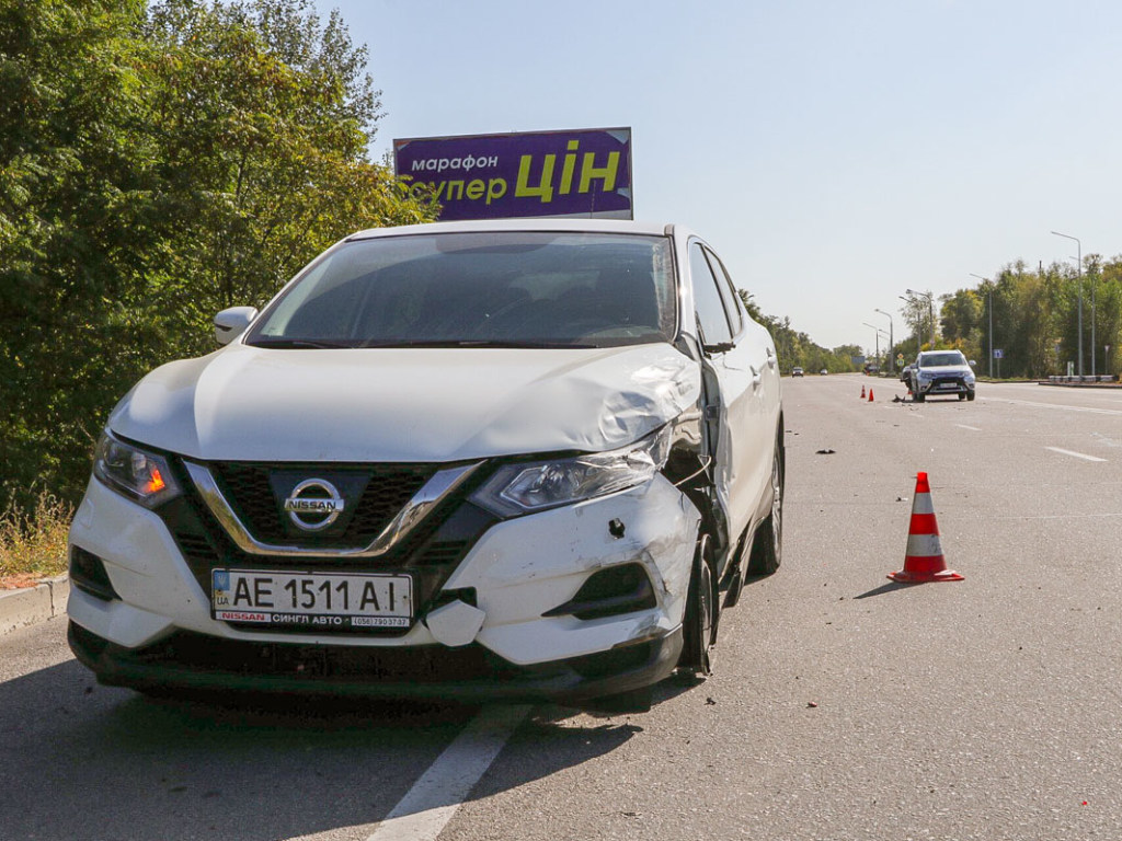 На Полтавском шоссе в Днепре столкнулись Nissan и Mitsubishi, есть пострадавшая (ФОТО)