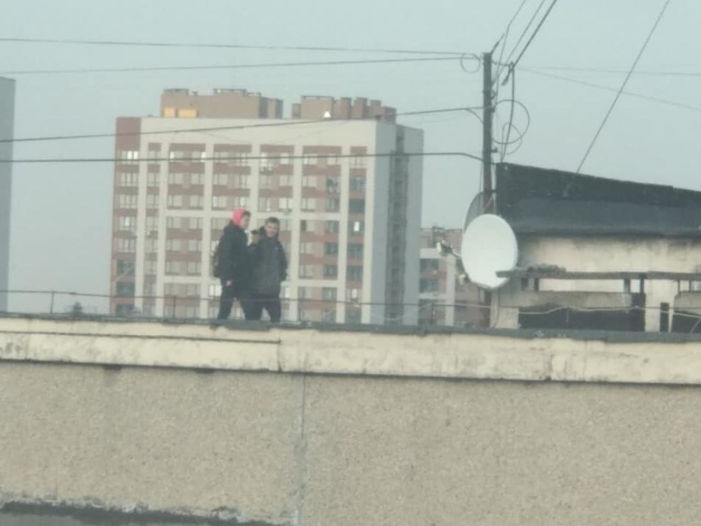 На столичном Виноградаре дети на крыше многоэтажки устроили опасные игры (ФОТО)
