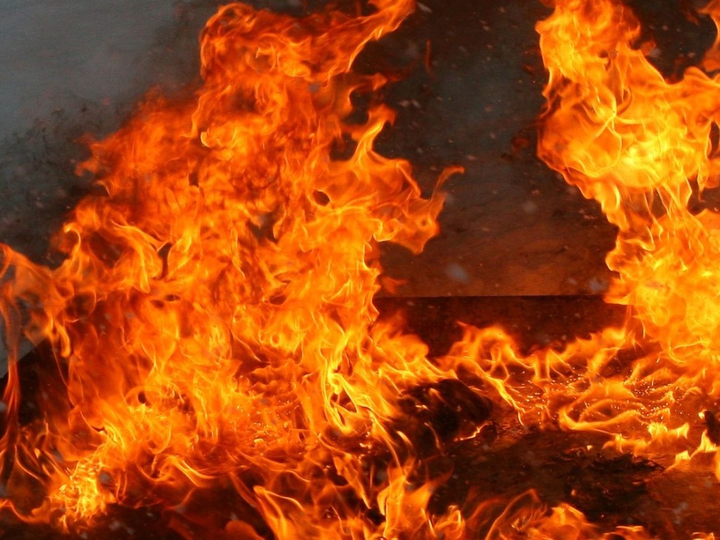 В Одессе сгорело авто Mitsubishi Lancer: пожар перекинулся на дом