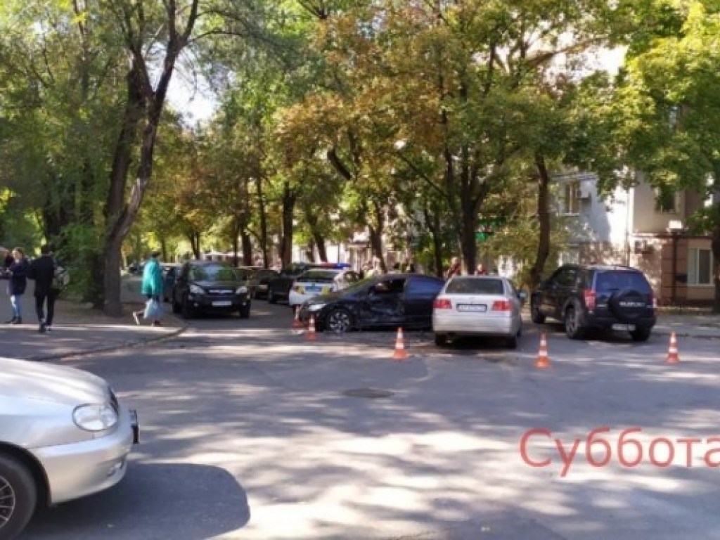 В Запорожье произошло масштабное ДТП: запчасти двух столкнувших авто разбросаны повсюду (ФОТО)