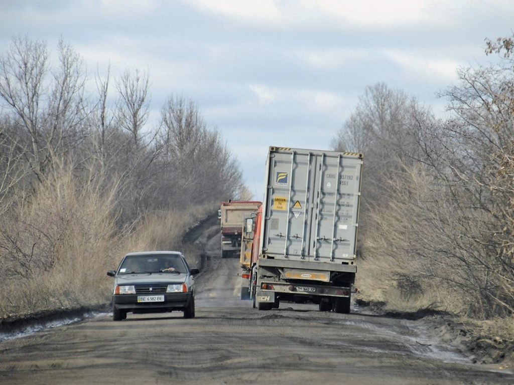 Власти ввели штрафы за разрушение украинских дорог