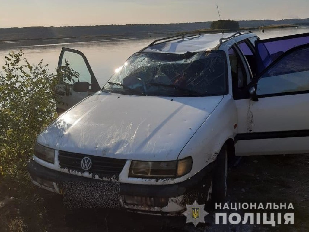 Под Киевом из водоема вытащили Volkswagen с трупом водителя (ФОТО)