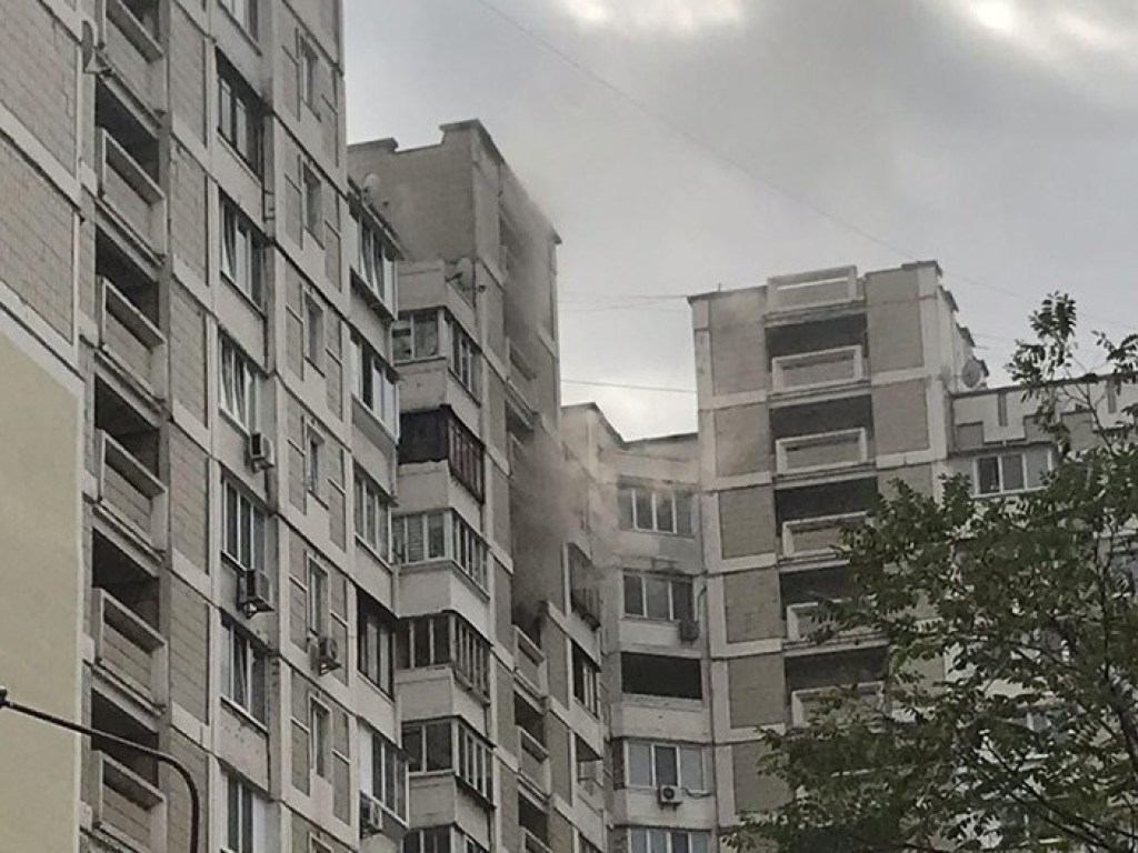 На столичной Троещине произошел пожар на 12 этаже в многоэтажке: в квартире нашли труп (ФОТО)