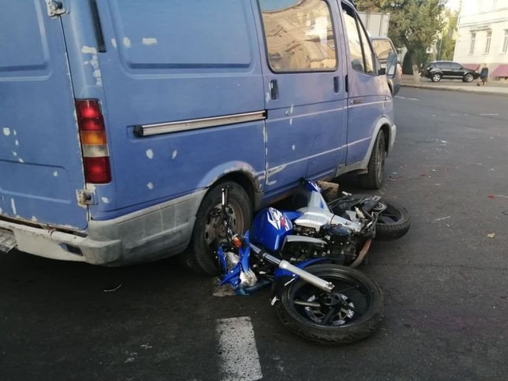 В Николаеве молодой мотоциклист врезался в «Газель»: у парня перелом руки (ФОТО)