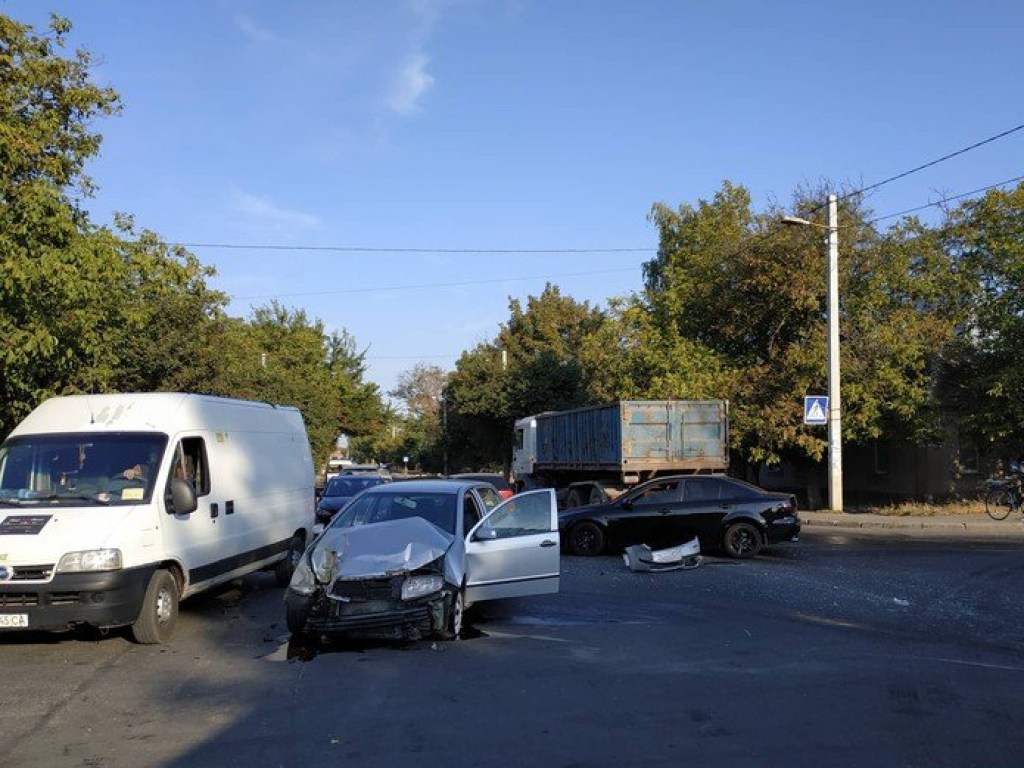 ДТП в Николаеве: столкнулись грузовик и легковушка, двое пострадавших (ФОТО, ВИДЕО)
