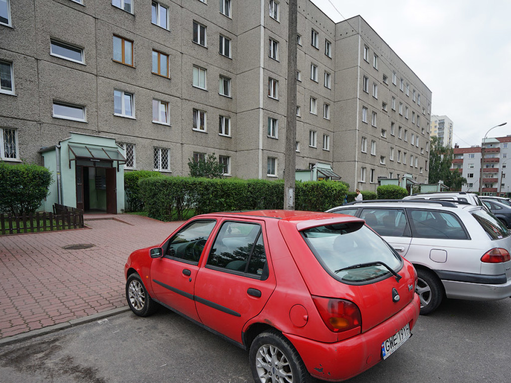 В Варшаве самоубийца выбросился из окна 18 этажа и рухнул на голову украинцу – СМИ
