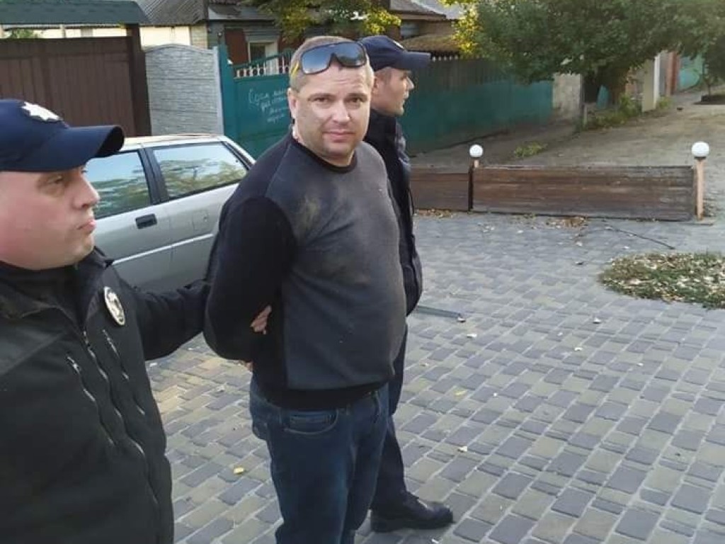В Харькове мужчина прямо посреди шоссе жестоко расправился с водителем микроавтобуса (ФОТО)