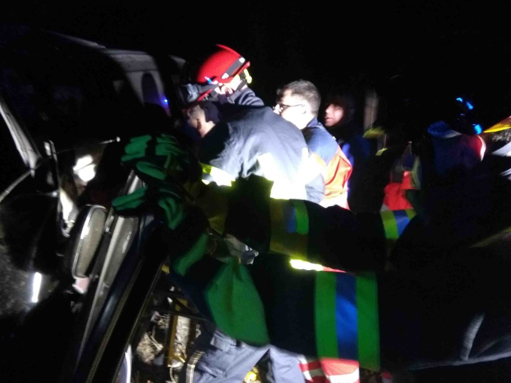 На трассе под Киевом столкнулись Mercedes и фура: водителя вырезали из авто (ФОТО)