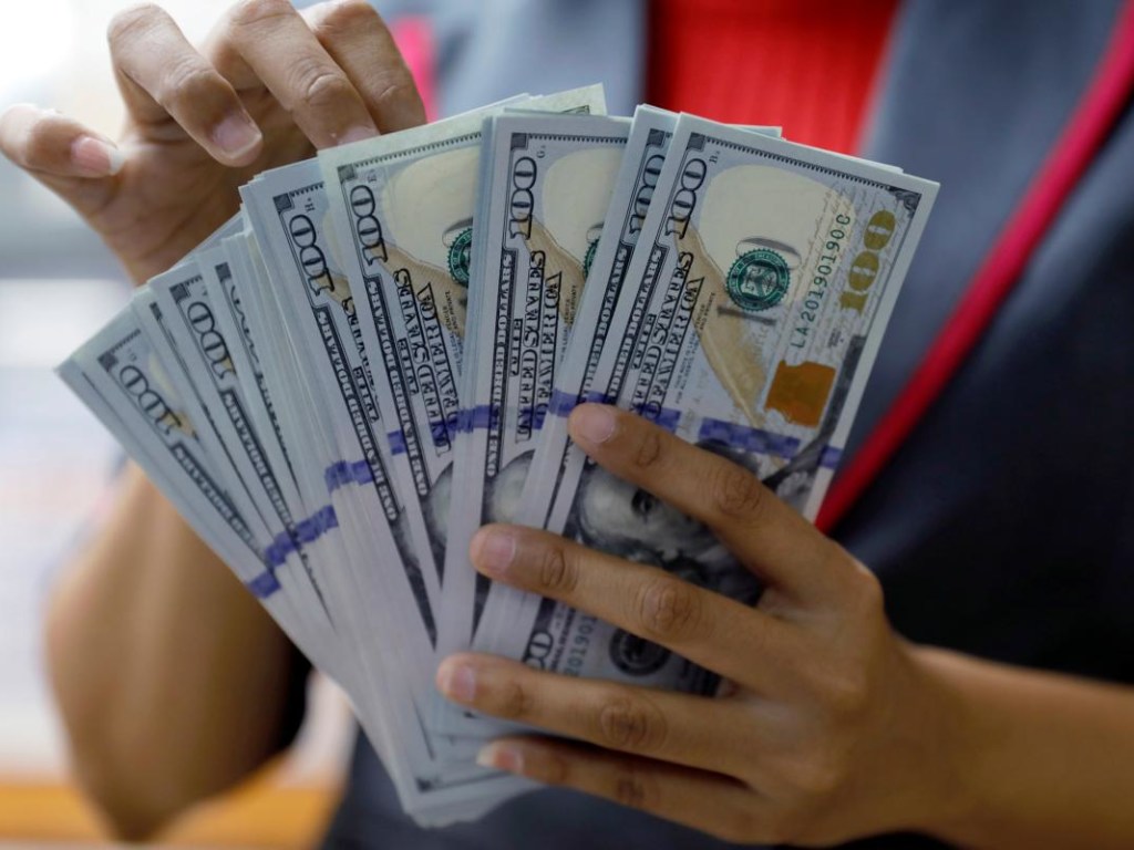 Низкий курс валют: экономист рассказал, стоит ли бежать в обменники