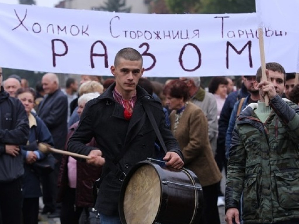 Сотни человек проводят пикет под облсоветом в Ужгороде (ФОТО)